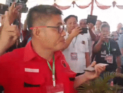 Gunakan Baju Mirip Atribut Partai, Seorang Warga Diusir Ketika Ikut Jumpa Pers Calon Bupati dan Wakil Bupati Nias