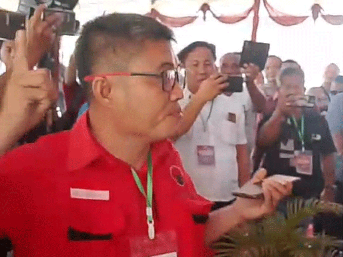 Oknum yang gunakan baju mirip atribut salah satu partai politik.