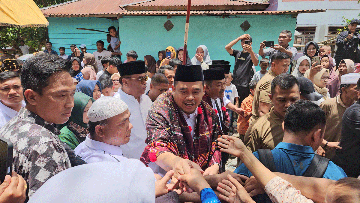 Calon Gubernur Sumatera Utara nomor urut 1, Bobby Nasution memulai kampanye di Kelurahan Gunung Baringin, Kecamatan Panyabungan Timur, Kabupaten Mandailing Natal (Madina), Jumat (27/9/2024)