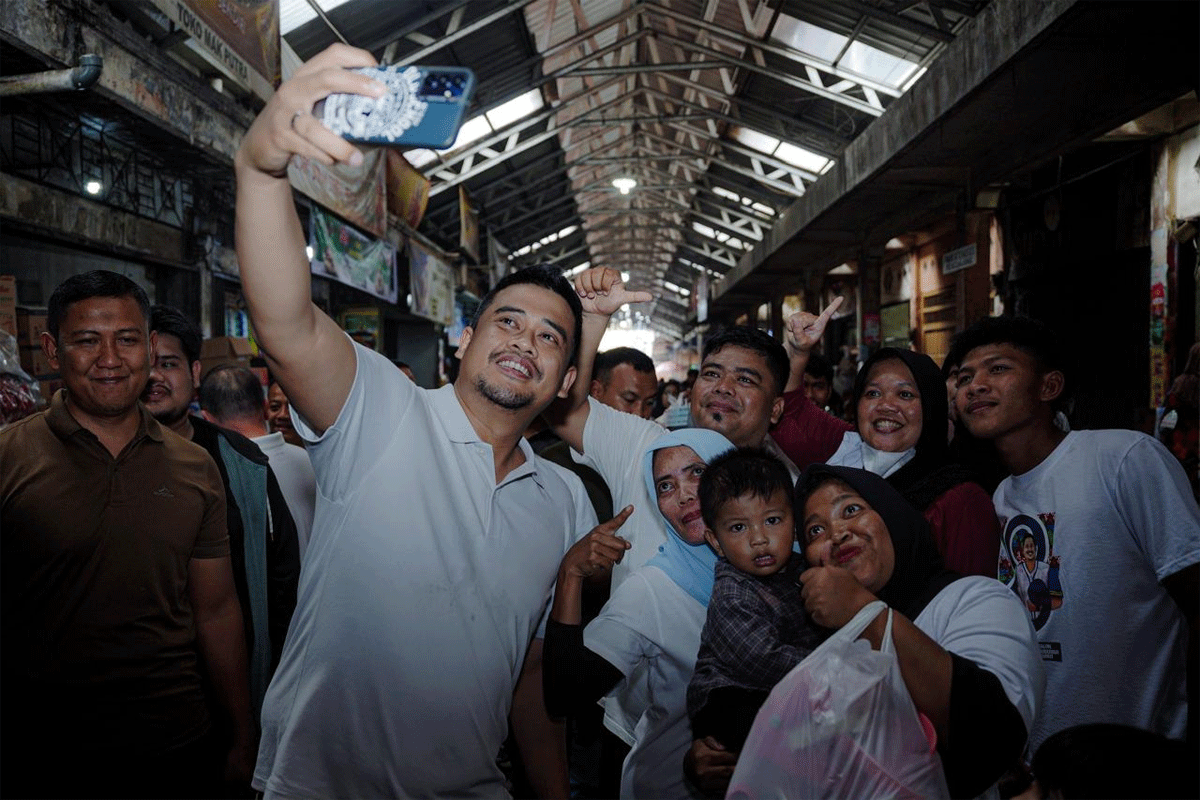 Calon Gubernur Sumatera Utara, Bobby Nasution berkunjung ke Pasar Cok Kodok, Kelurahan Kantin, Kecamatan Padang Sidempuan Utara, Kota Padang Sidempuan, Minggu (29/9/2024).