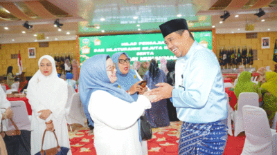 Ibu-ibu silaturahim dengan Bobby Nasution