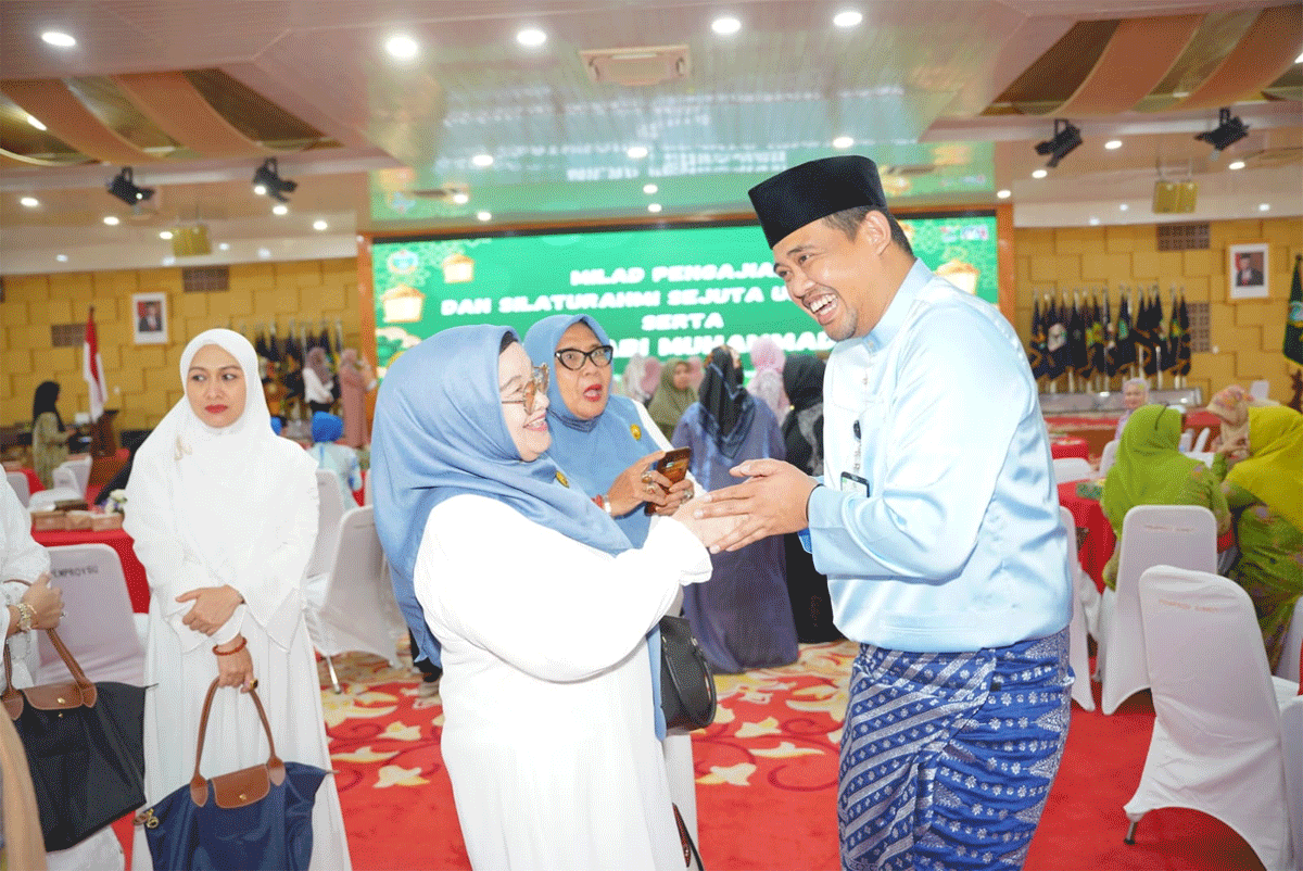 Ibu-ibu silaturahim dengan Bobby Nasution