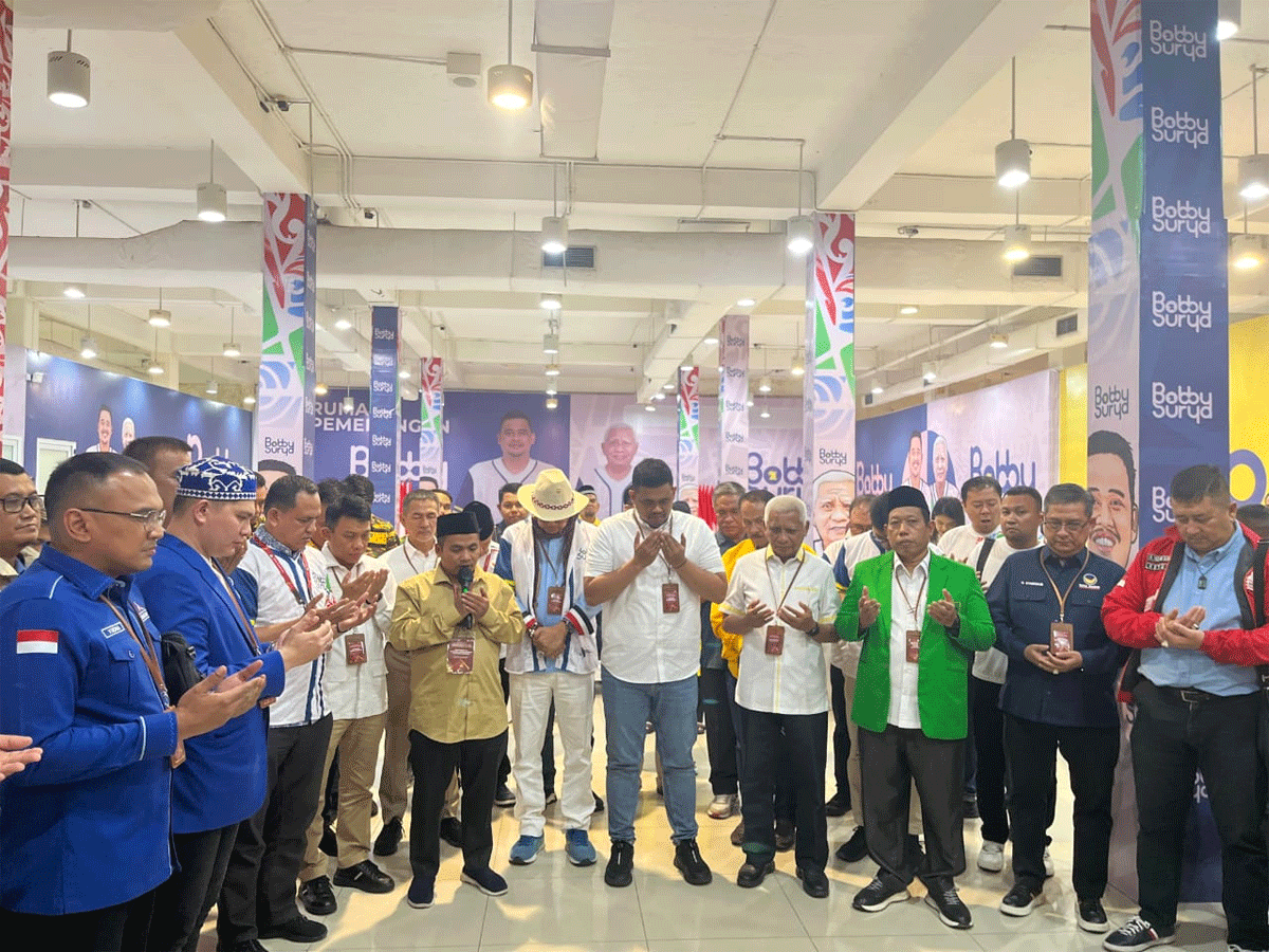 Booby-Surya bersama tim pemenangan dan relawan