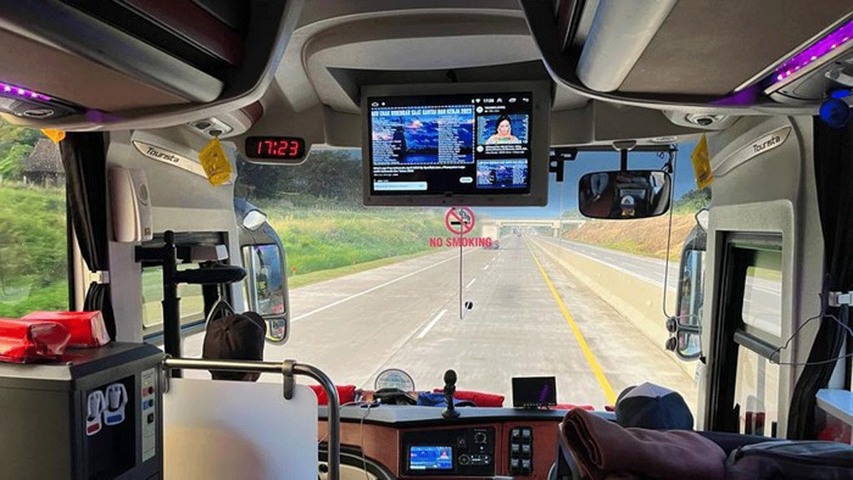 Bus tabpa sekat antara ruang kemudi dengan penumpang. (detikcom)