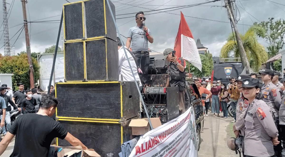 Ratusan warga unjuk rasa dengan mendatangi Kantor Kejaksaan Negeri Gunungsitoli, Kamis (19/9/2024)