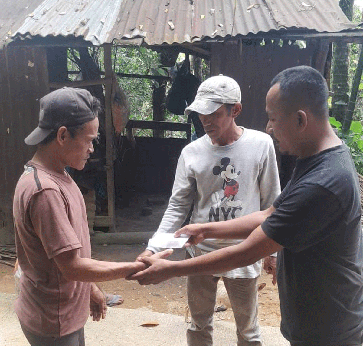Relawan RJ di Silungkang antarkan bantuan untuk Sudirman.