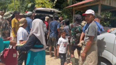 Korban longsor di Sungai Abu dievakuasi.