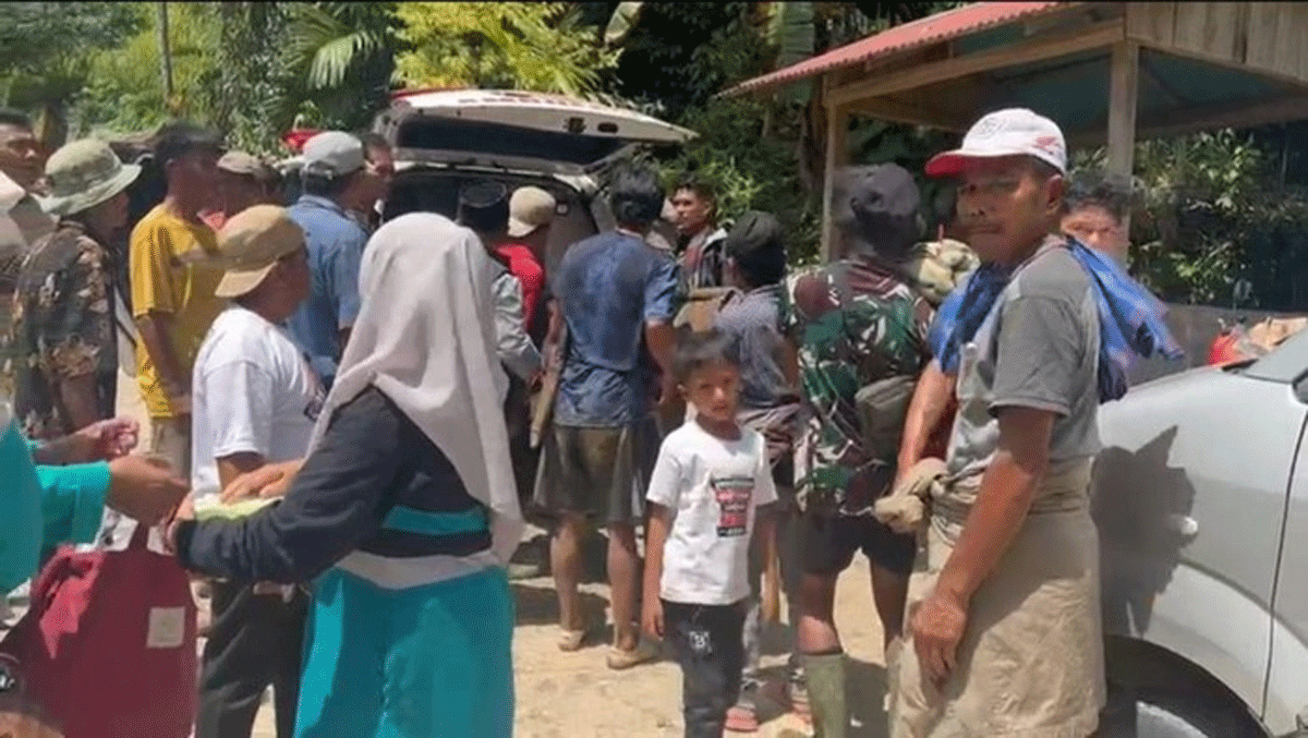 Korban longsor di Sungai Abu dievakuasi.