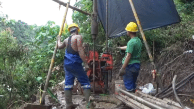 Petugas melakukan penelitian tentang tanah di Sitinjau Luik. (YouTube Ridwan Saputra)