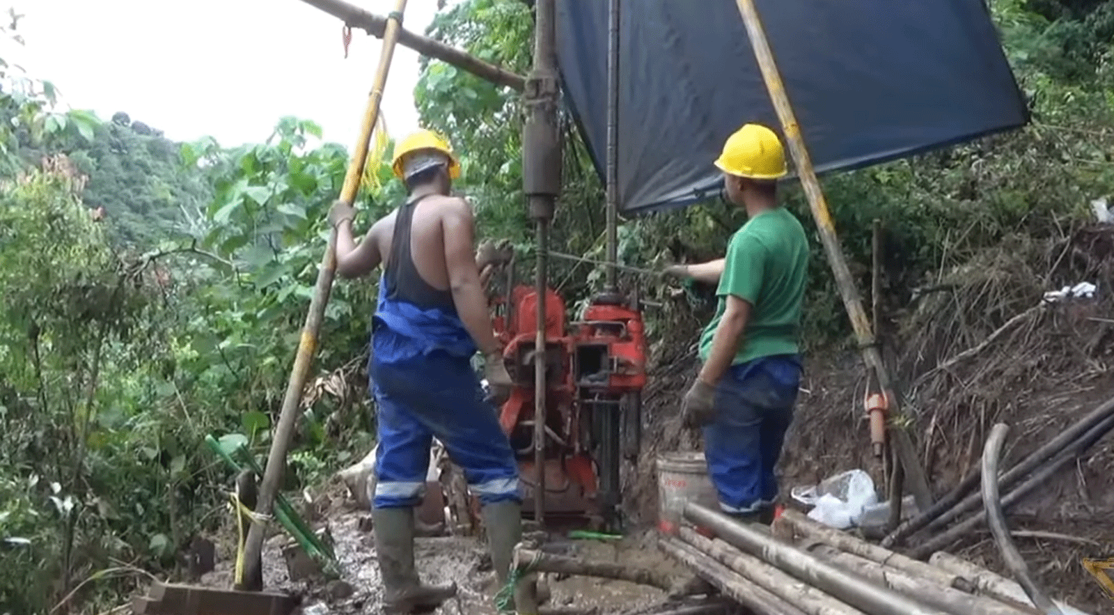 Petugas melakukan penelitian tentang tanah di Sitinjau Luik. (YouTube Ridwan Saputra)