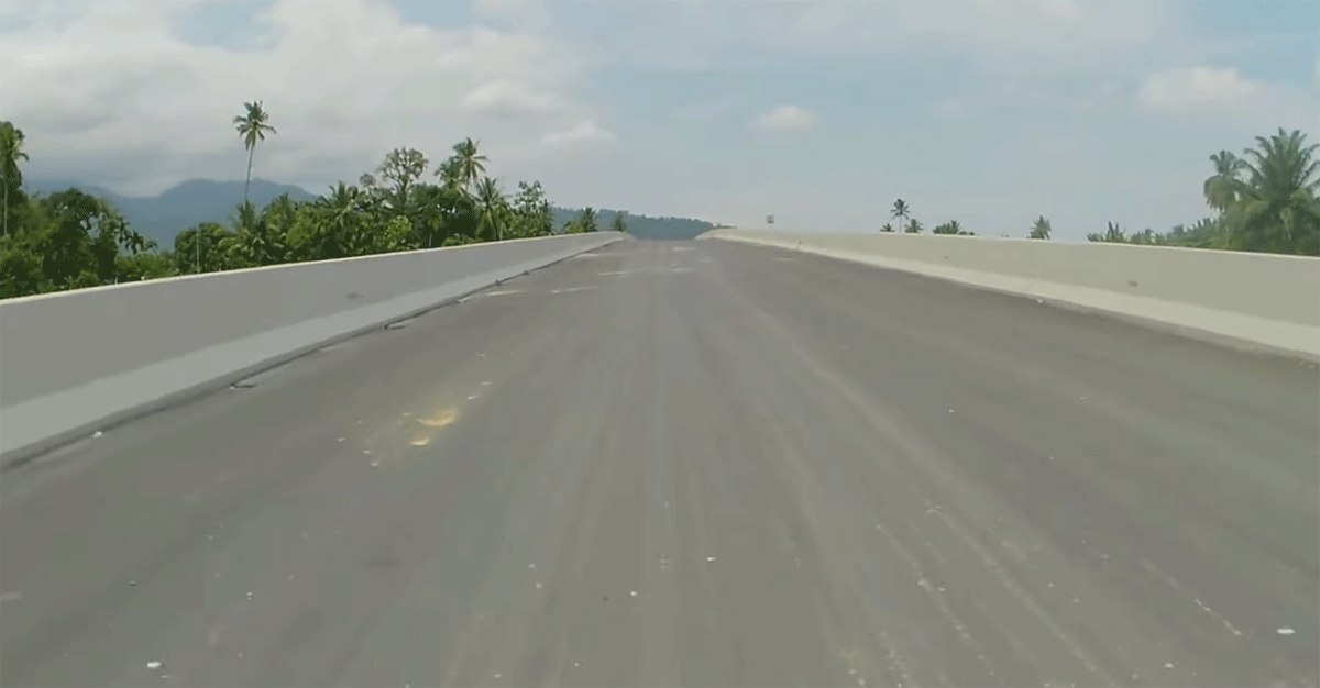 Flyober di ruas Tol Padang-Sicincin yang telah rampung dan aspalnya juga mulus. (YouTube MInang Yes)