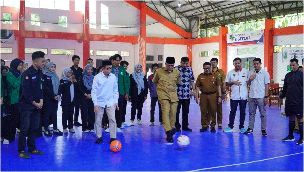 Gubernur Mahyeldi bersama Rektor Unand, Efa Yonnedi buka kejuaraan futsal antar mahasiswa di lapangan futsal Universitas Andalas, Senin (2/9/2024).