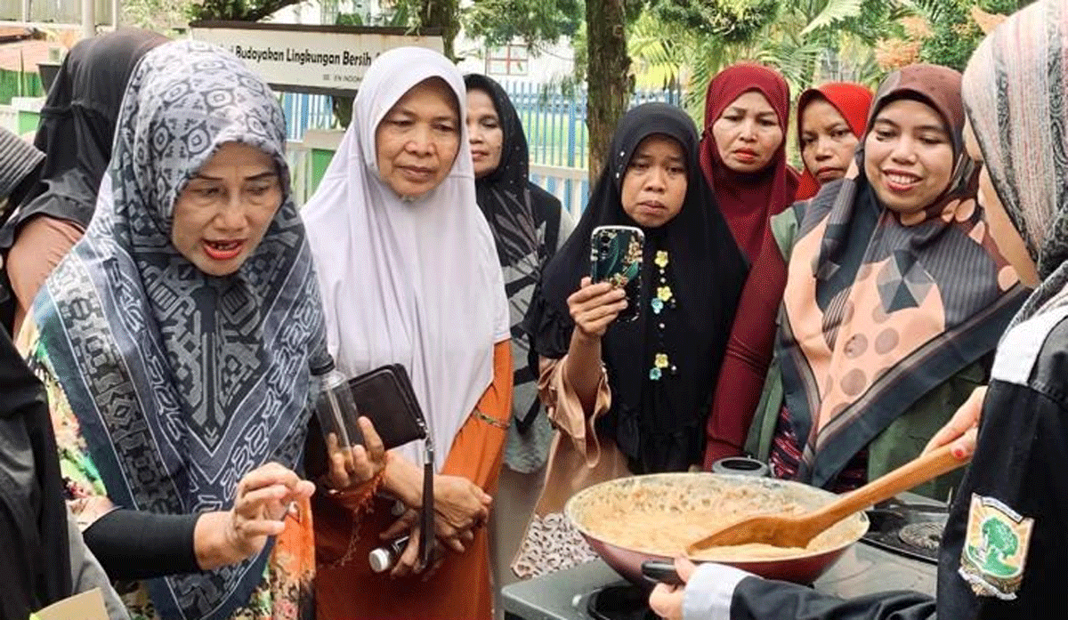 Mahasiswa Unand Latih Masyarakat Batu Busuk Bikin Jamu dari Jahe Merah