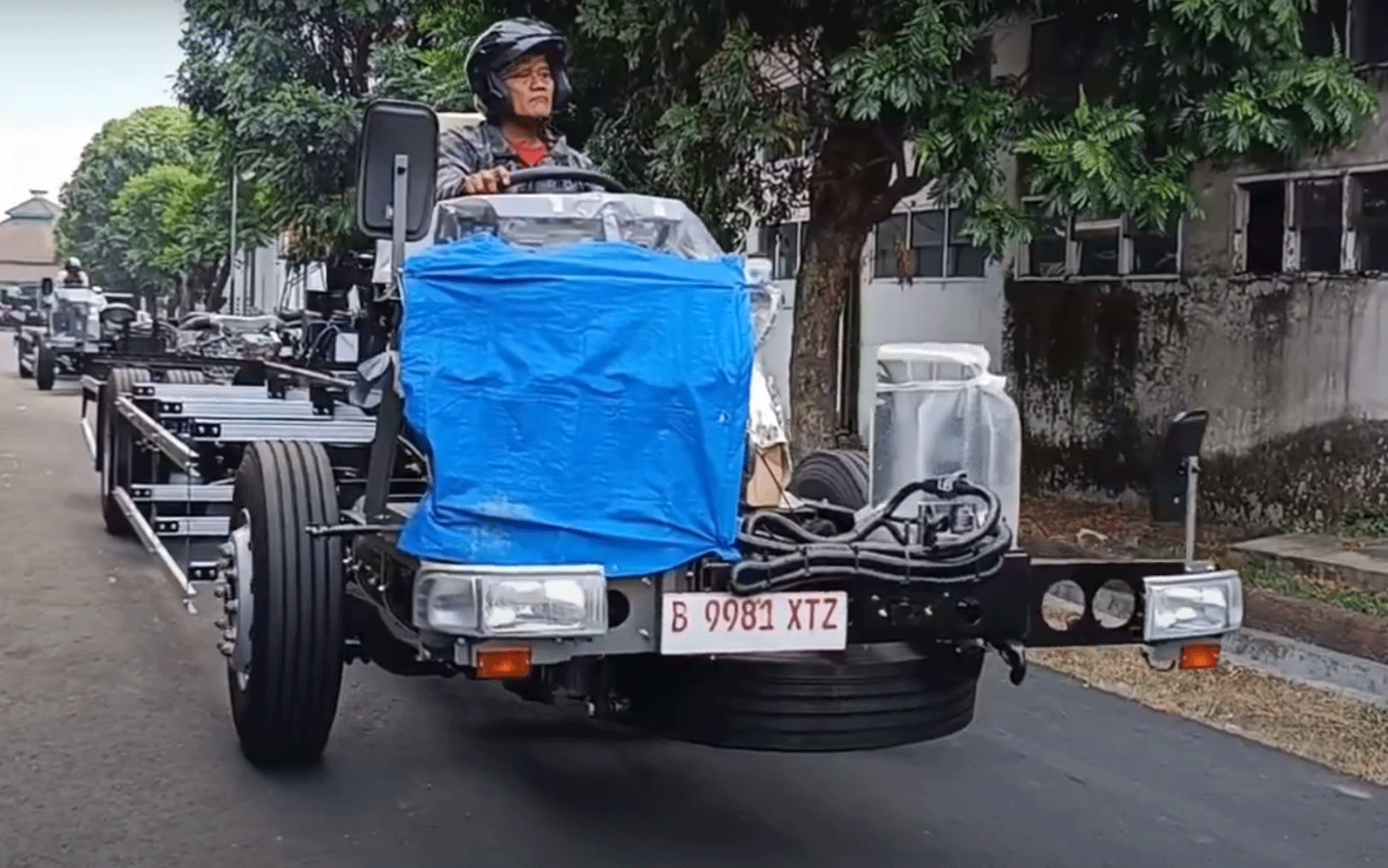 Sasis Bus Josal Wisata dikirim ke Adiputro. (YouTube Denjuo)