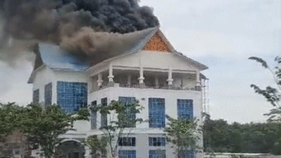 Gedung pemerintah yang terbakar di Pekanbaru.