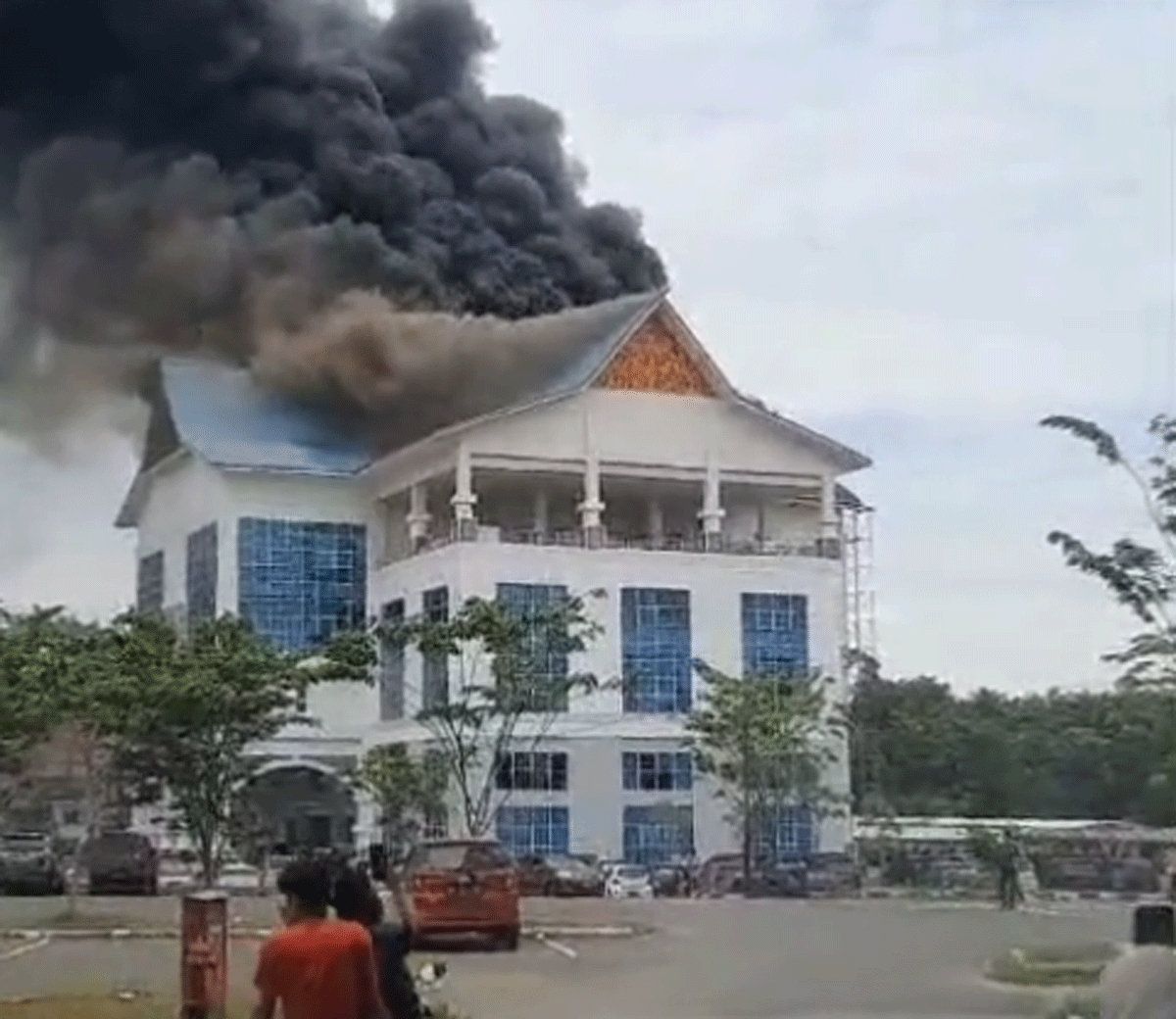 Gedung pemerintah yang terbakar di Pekanbaru.