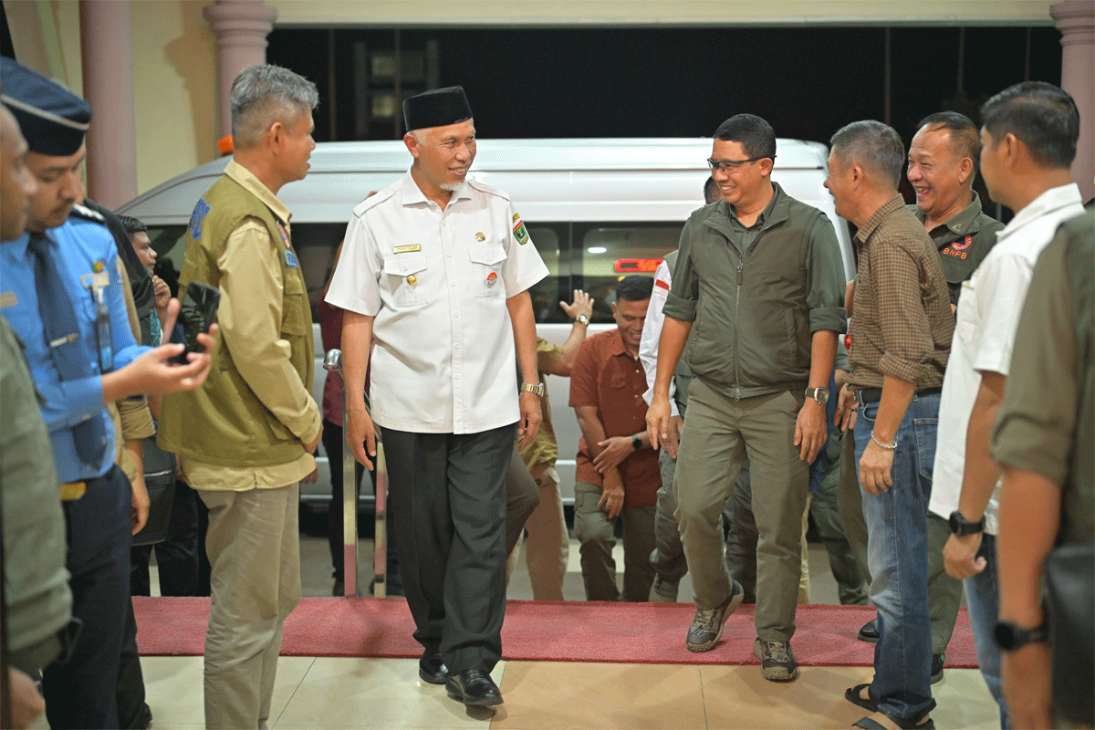Gubernur Mahyeldi bersama jajaran forkopimda sambut kedatangan Kepala BNPB di BIM, Rabu (4/9/2024). (Biro Adpim)