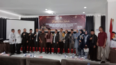 Foto bersama di sela rapat pleno yang diadakan KPU Kota Solok.