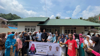 Foto bersama Riyanda dengan warga usai penyerahan beasiswa PIP.