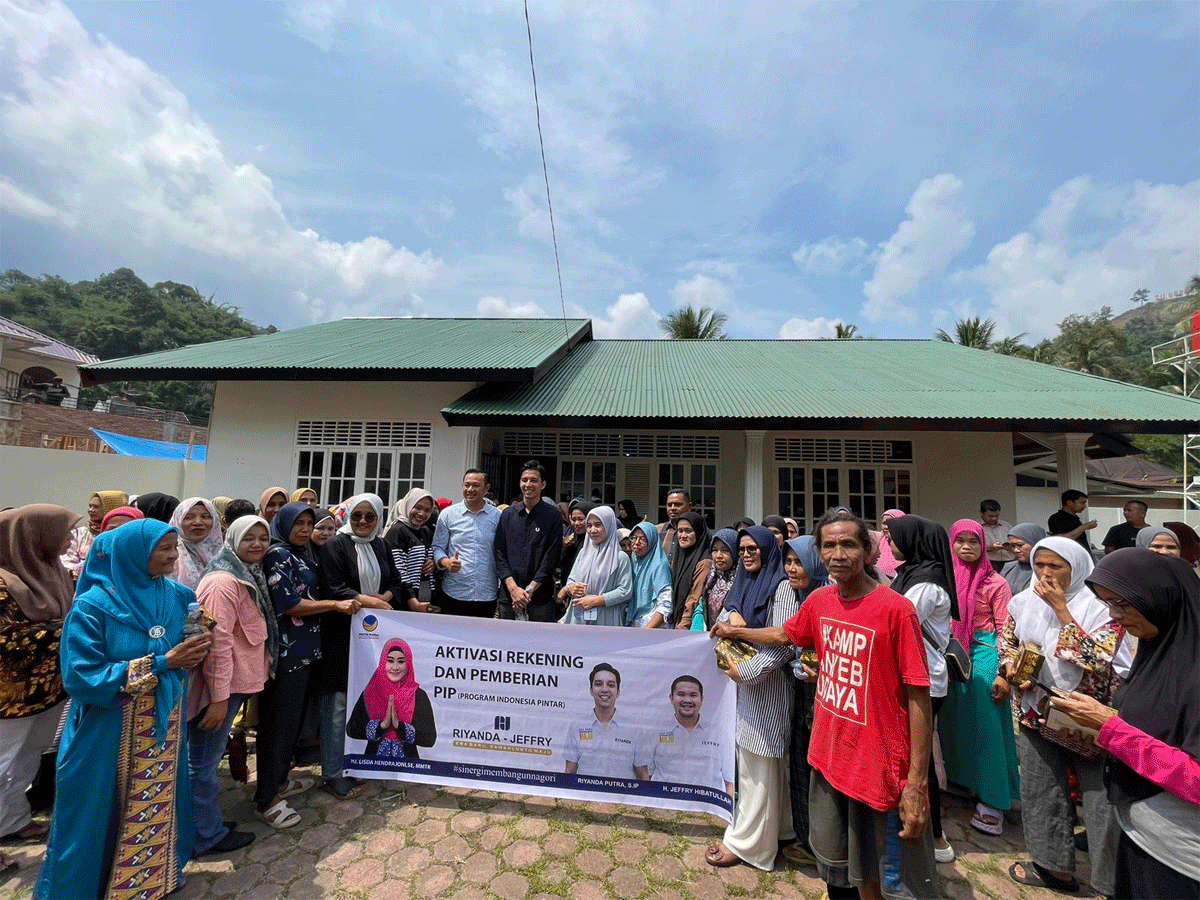 Foto bersama Riyanda dengan warga usai penyerahan beasiswa PIP.
