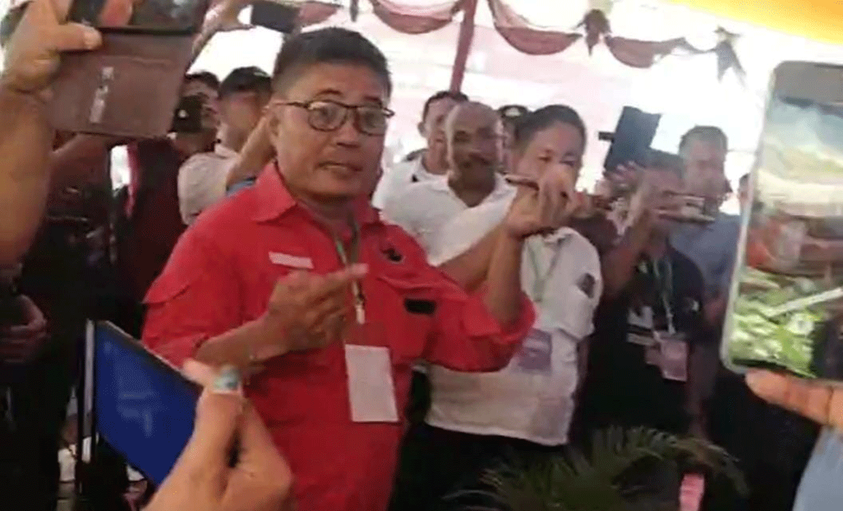 Pria yang gunakan baju mirip atribut partai politik saat ikut jumpa pers, akhirnya minta maaf. Dia mengeku teledor.