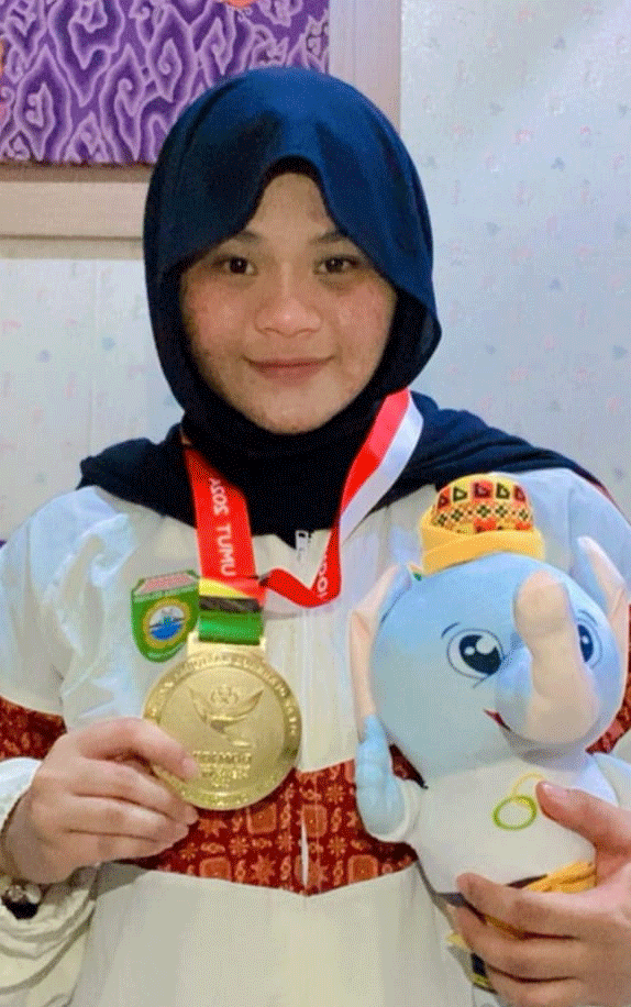 Indah Afrizah meraih emas pertama untuk Sumatera Selatan di Pekan Olahraga Nasional (PON) Aceh-Sumut, Sabtu (7/9/2024).