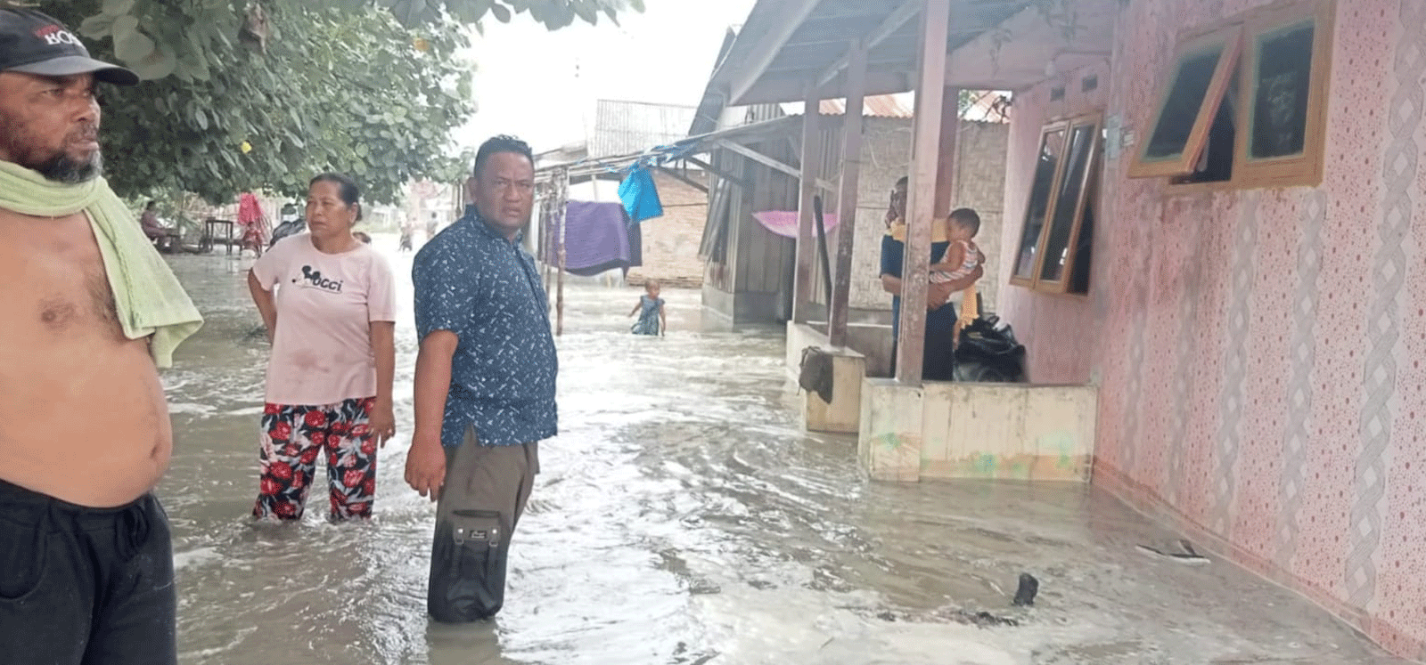 Pemukiman penduduk yang digenangi air laut yang naik ke daratan.