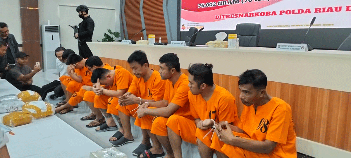 Para tersangka kasus narkoba yang diamankan Polda Riau.