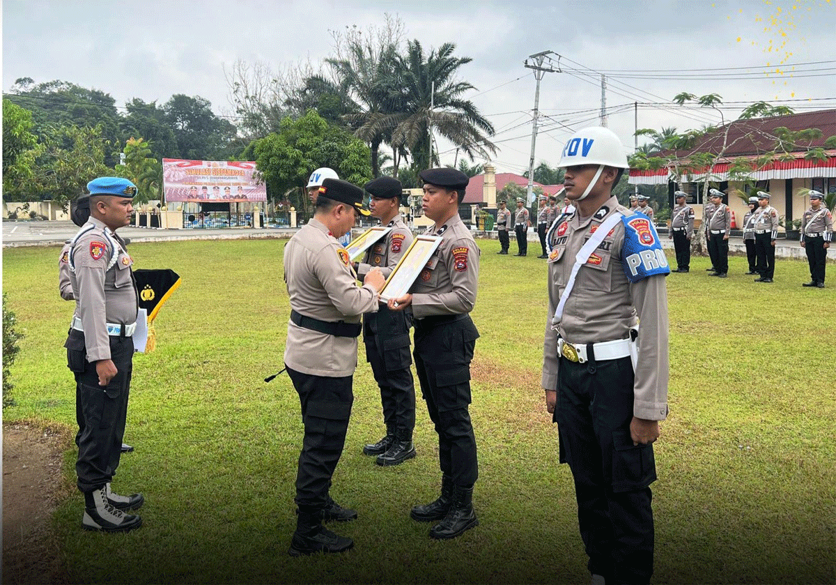 Kapolres Dharmasraya, AKBP Bagus Ikhwan pimpin upacara pemberhentian tidak dengan hormat (PTDH) dua anggota polri di lapangan apel Mapolres Dharmasraya, Senin (9/9/2024)