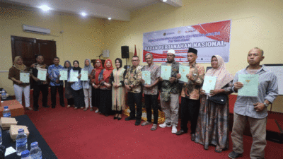 Penerima sertifikat tanah gratis bersama Rezka Oktoberia