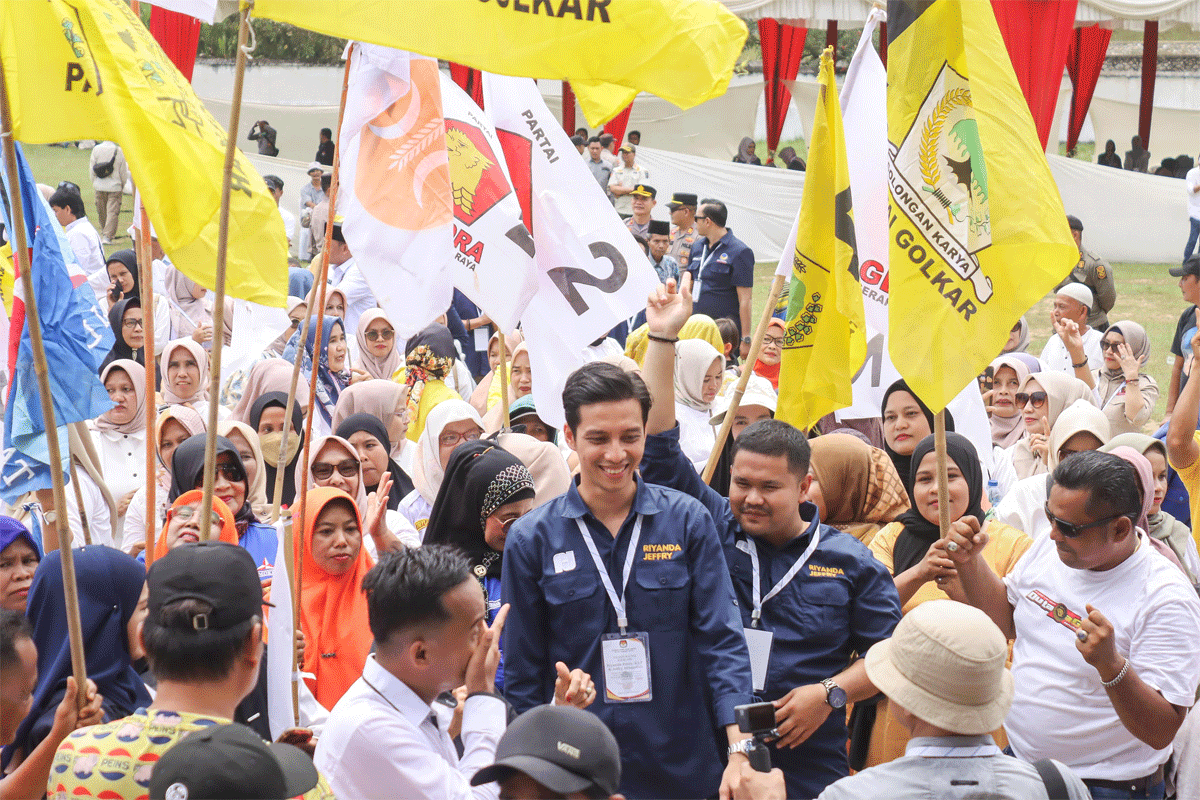 Pasangan calon Wali Kota dan Wakil Wali Kota Sawahlunto, Riyanda-Jeffry bersama massa pendukung.