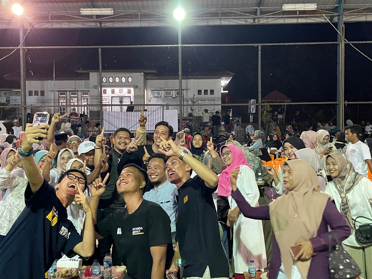 Pasangan calon Wali Kota dan Wakil Wali Kota Sawahlunto, Riyanda-Jeffry bersama warga Bukik Gadang