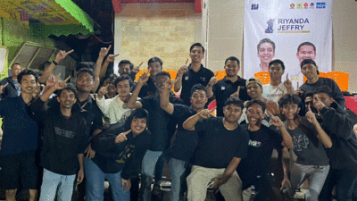 Riyanda-Jeffry bersama massa pendukung