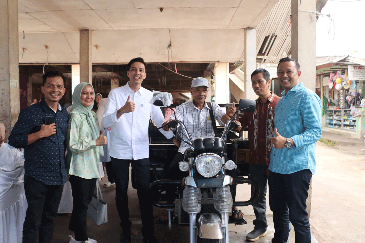 Foto bersama usai penyerahan bentor kepada kelompok tani di Talawi Mudiak.