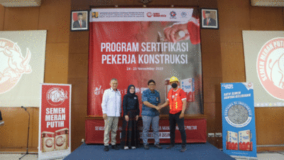 Foto bersama di sela pelatihan atau sertifikasi tenaga konstruksi