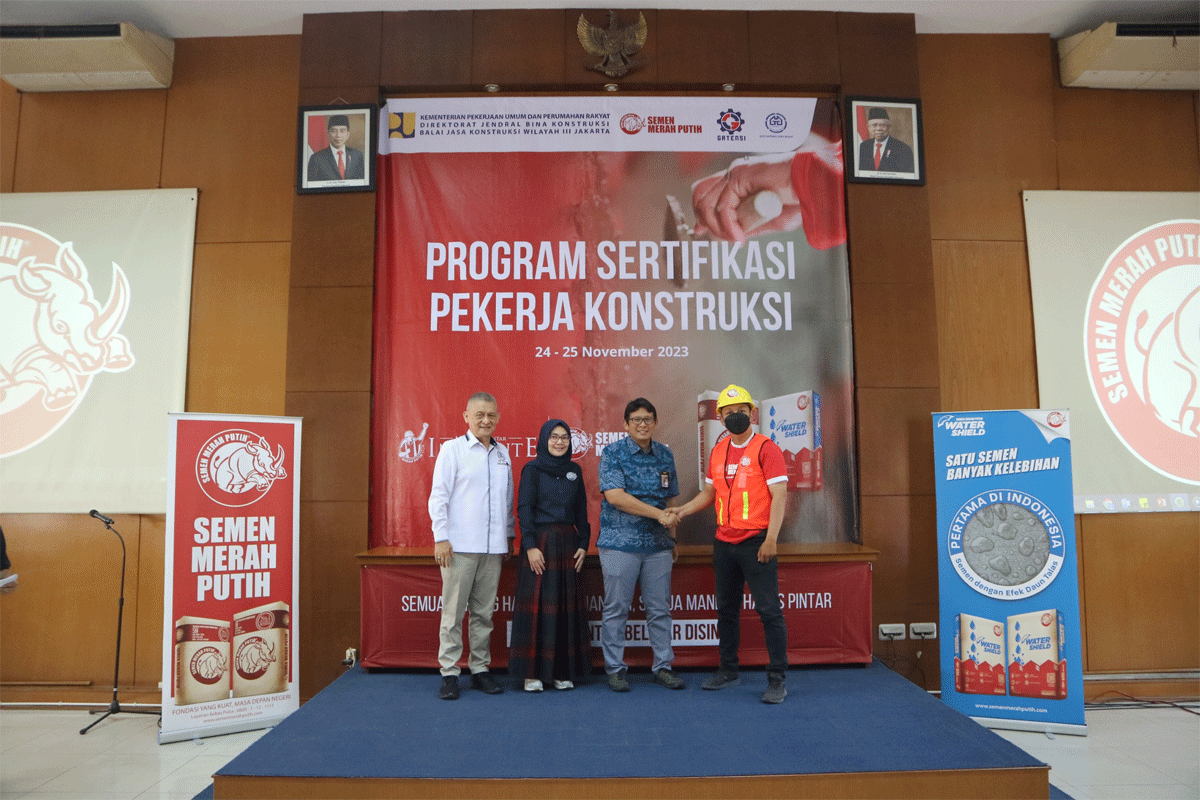 Foto bersama di sela pelatihan atau sertifikasi tenaga konstruksi