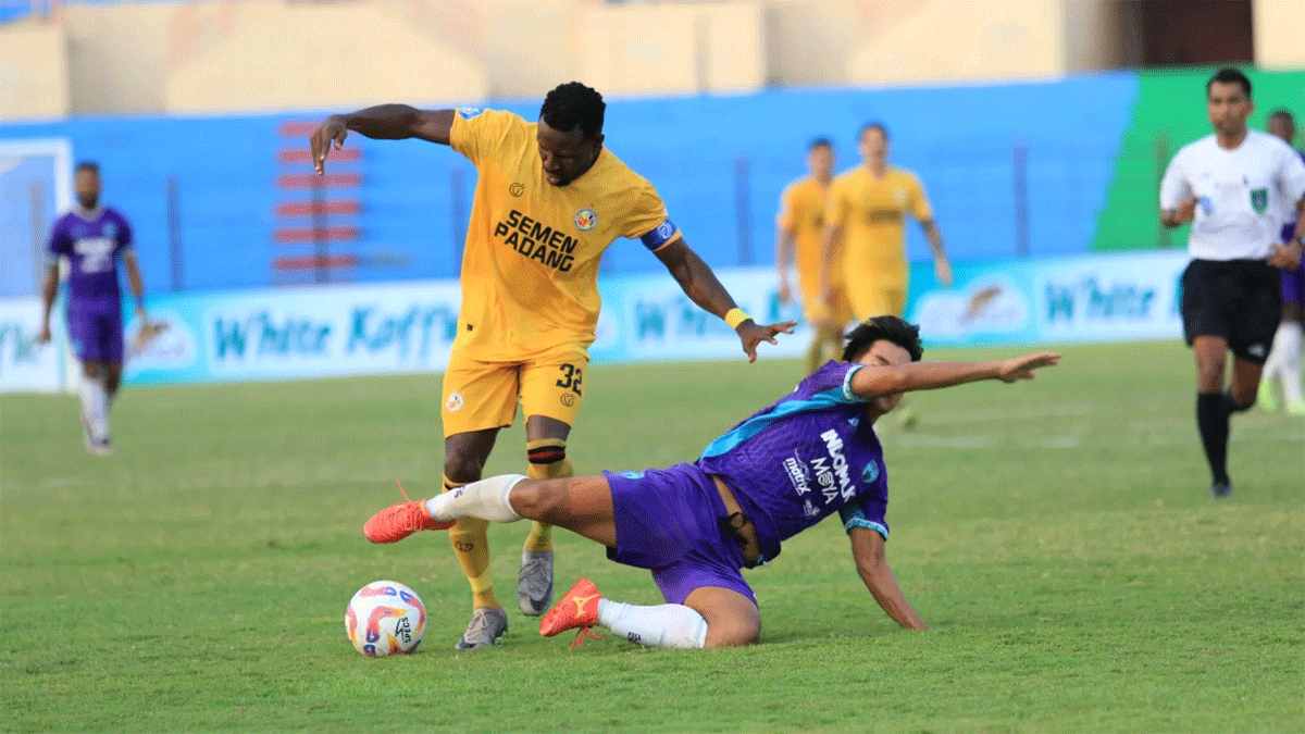 Pemain Semen Padang berebut bola dengan pemain Persita Tangerang.
