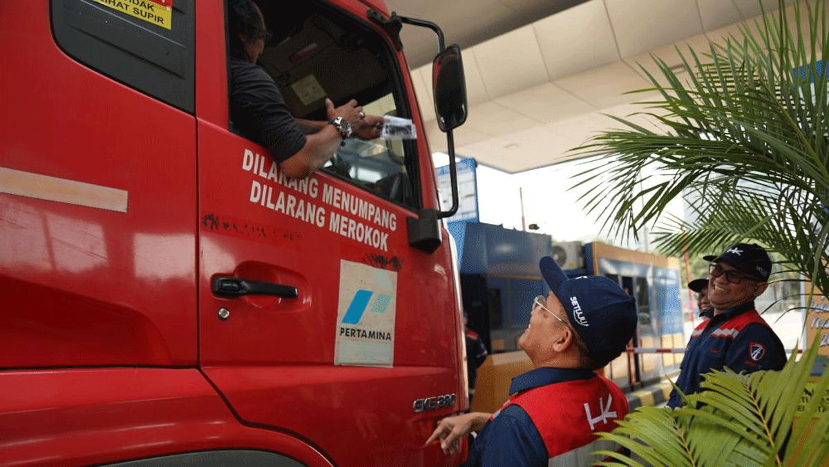 Pemberian cenderamata pada pengguna tol oleh Hutama Karya, Rabu (4/9/2024).