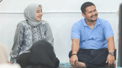 Kemala Putri Adrini mendampingi suami, Haji Jeffry Hibatullah dalam sebuah silaturahim di Talawi. (Aldevori Merianda Putra)
