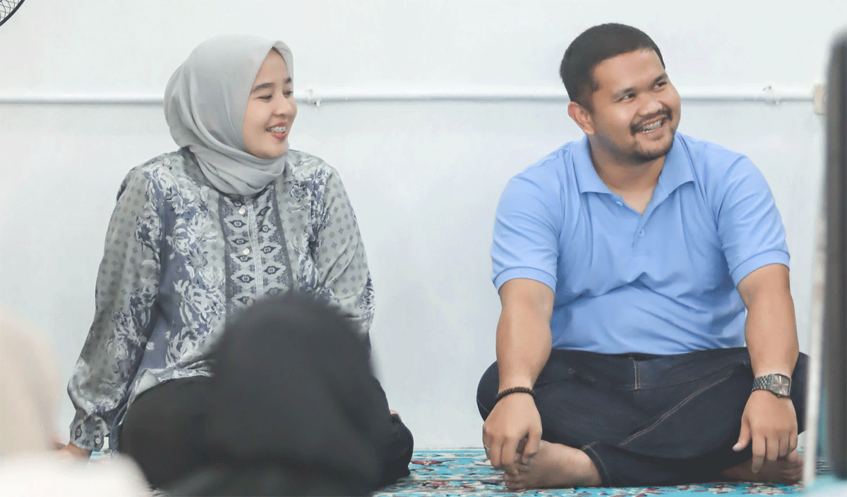 Kemala Putri Adrini mendampingi suami, Haji Jeffry Hibatullah dalam sebuah silaturahim di Talawi. (Aldevori Merianda Putra)
