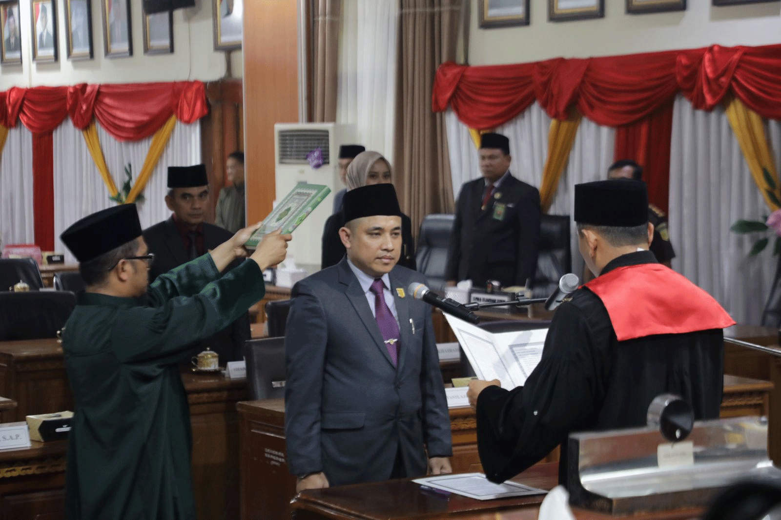 Ketua Pengadilan Negeri Bukittinggi Kelas 1 B, Muhammad Irsyad memimpin pengambilan sumpah/janji yang diucapkan Beny Yusrial selaku Wakil Ketua DPRD Kota Bukittinggi, Senin (30/9/2024).
