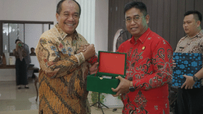Wakil Bupati Asahan serahkan cenderamata pada Kajari Asahan yang baru.