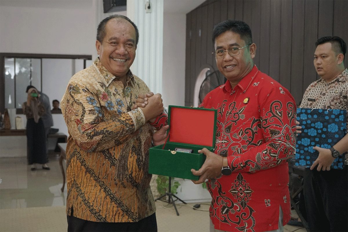 Wakil Bupati Asahan serahkan cenderamata pada Kajari Asahan yang baru.