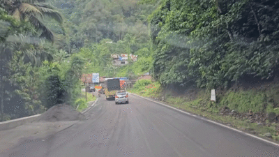Aspal lama di jalan Lembah Anai dikikis habis dan akan diganti dengan aspal baru. (YouTube Robert Fernandes)