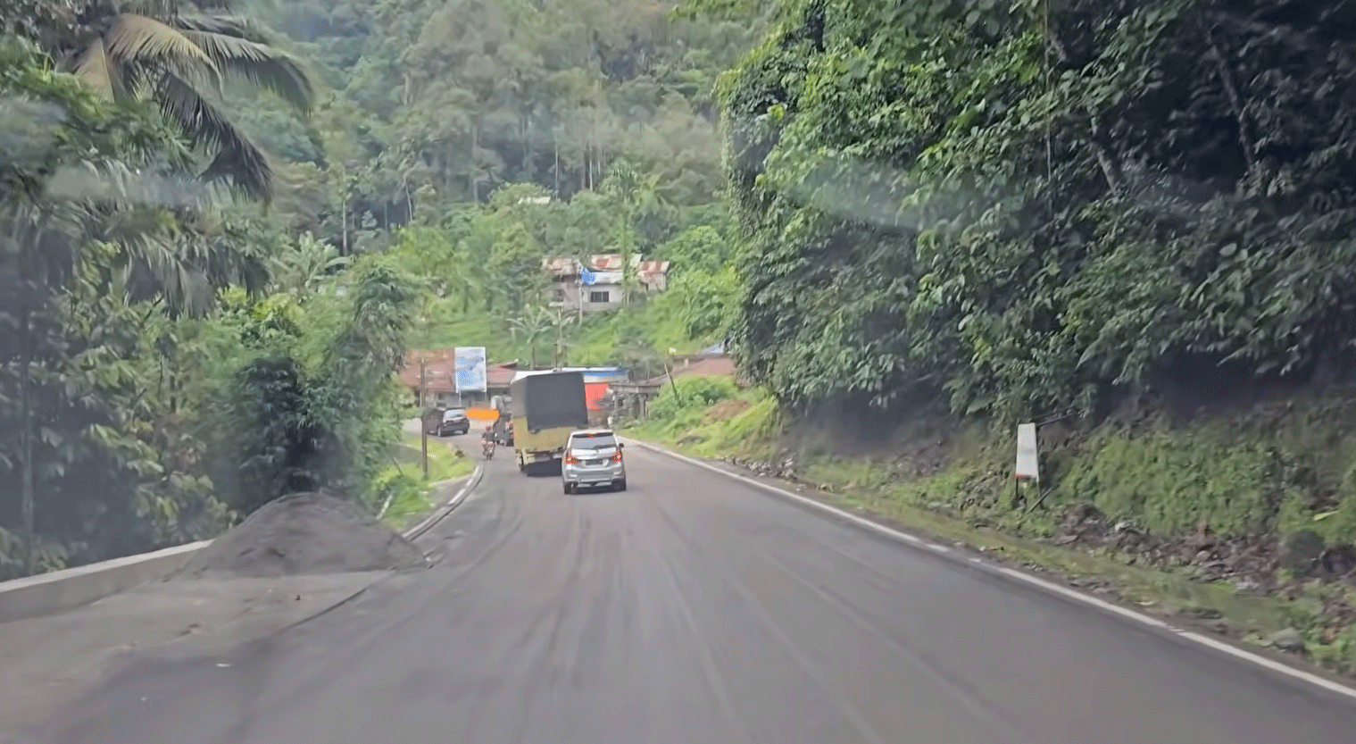 Aspal lama di jalan Lembah Anai dikikis habis dan akan diganti dengan aspal baru. (YouTube Robert Fernandes)