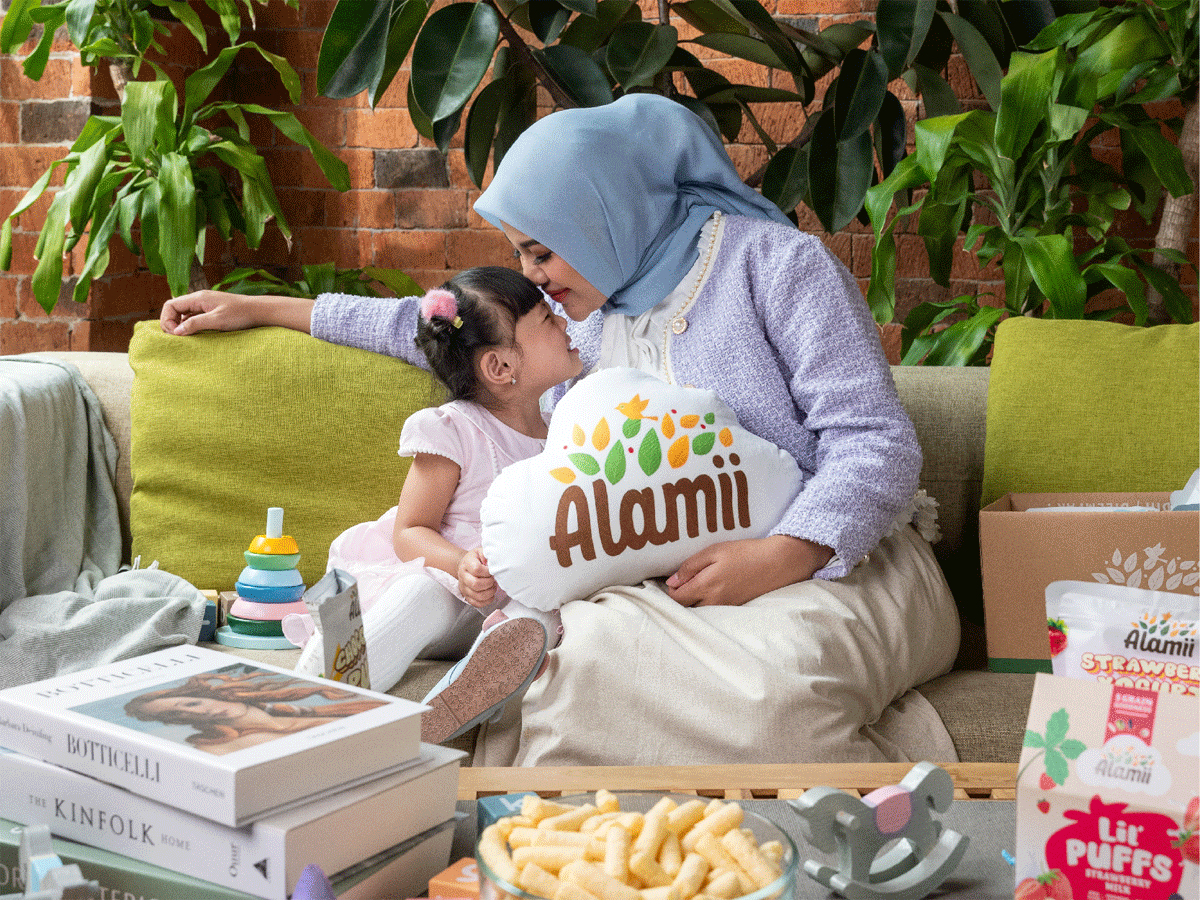 Aurel Hermansyah bersama buah hatinya