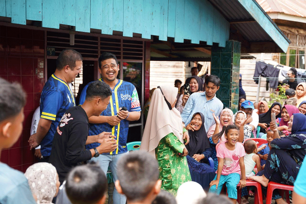Calon Gubernur Sumatera Utara nomor urut 1 Bobby Nasution blusukan ke gang-gang kecil yang berada di Kelurahan Beting Kuala Kapias, Kecamatan Teluk Nibung, Kota Tanjungbalai, Rabu (16/10/2024).