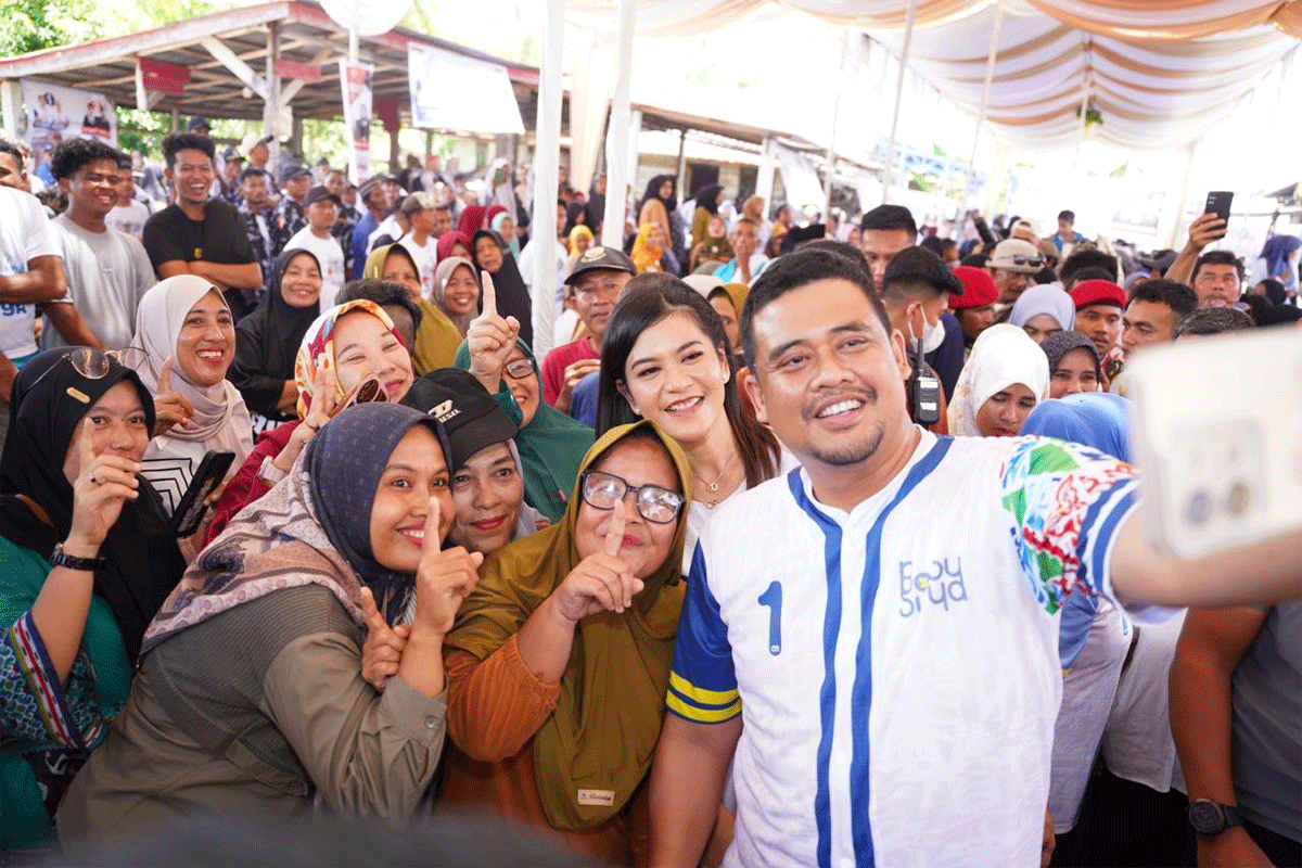 Warga foto bersama dengan calon Gubernur Sumatera Utara, Bobby Nasution