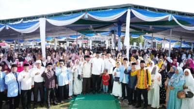 Ratusan warga yang bergabung dalam Badan Komunikasi Pemuda Remaja Masjid Indonesia (BKPRMI) gelar tabligh akbar bersama calon Gubernur Sumatera Utara Bobby Nasution, nomor urut 1 di Jalan Seroja, Kecamatan Medan Sunggal, Kamis (24/10/2024).