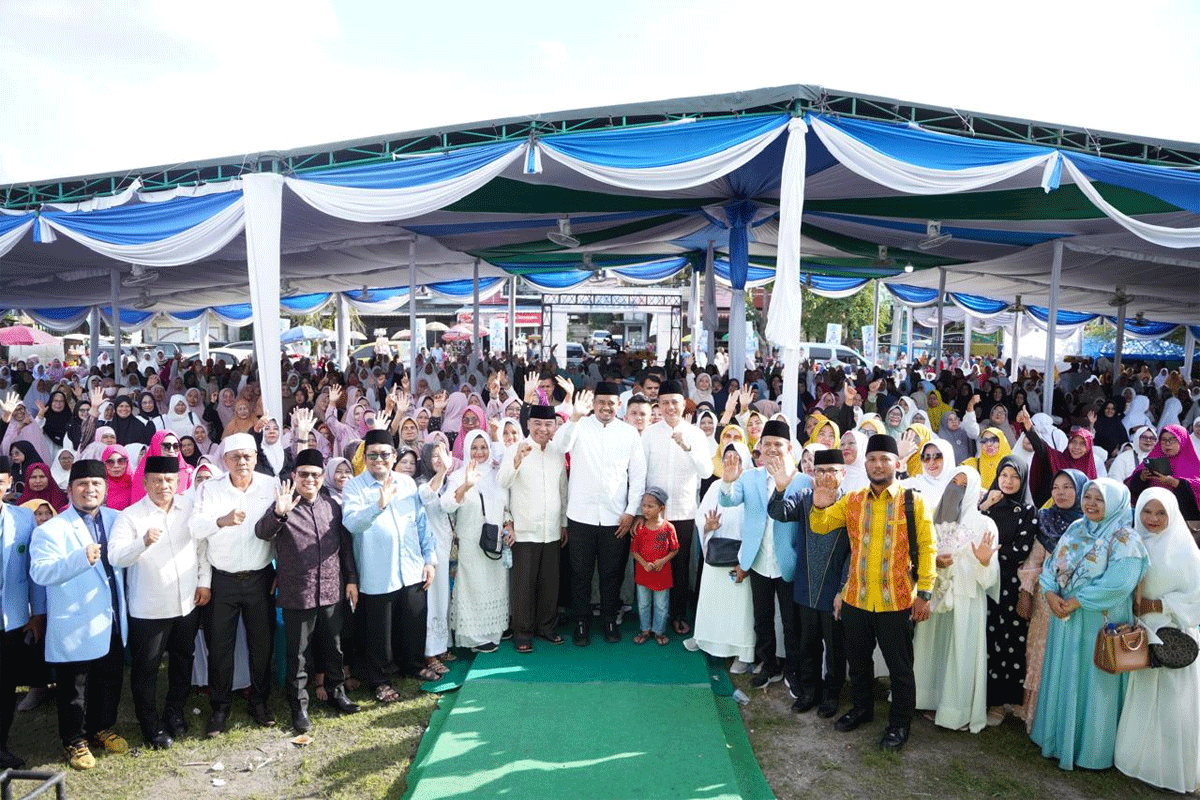 Ratusan warga yang bergabung dalam Badan Komunikasi Pemuda Remaja Masjid Indonesia (BKPRMI) gelar tabligh akbar bersama calon Gubernur Sumatera Utara Bobby Nasution, nomor urut 1 di Jalan Seroja, Kecamatan Medan Sunggal, Kamis (24/10/2024).